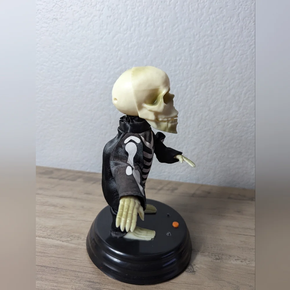 Rare 2011 Gemmy Halloween GRAVE RAVERS Animated Dancing Skeleton Plays Dynamite
